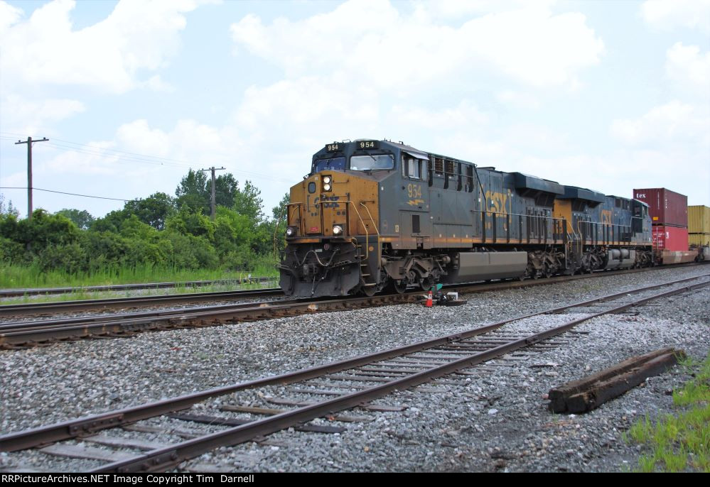 CSX 954 leads I169